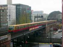 Eine S-Bahn (BR 481) mit dem Ziel  Westkreuz  verl�sst am 09.04.08 den Bahnhof Berlin-Alexanderplatz in Richtung Ostbahnhof. Fotografiert aus dem ALEXA-Einkaufszentrum.