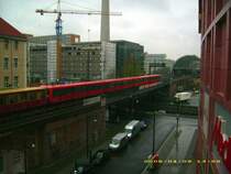 Eine  Cola-Dose  der Baureihe 485 f�hrt am 09.04.08 in den Bahnhof Berlin-Alexanderplatz ein. Fotografiert aus dem ALEXA-Einkaufszentrum. 