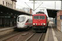 Der ICE-TD von Kopenhagen f�hrt in Ludwigslust an der 155 040-9 vorbei. 15.04.2008