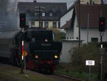52 8134 auf dem Weg von Frankenberg (Eder) nach Sarnau, bei der Durchfahrt des Bahnhofs Wetter (Hess. Nassau).