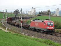 182 008 ist am 19.04.2008 mit einem
G�terzug auf der Passauerbahn
zwischen Haiding und Wels unterwegs.