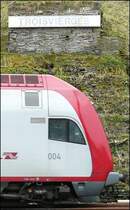 Auf der gegen�berliegenden Seite des Bahnhofgeb�udes von Troisvierges gibt es noch ein Relikt aus alten Tagen. Hier f�hrt Steuerwagen 004 gerade daran vorbei. 23.04.08