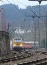 Hier kommt E-Lok 3010 wieder mit gewohnter SNCB Zuggarnitur aus Richtung Luxemburg und wird in k�rze den Bahnhof von Troisvierges erreichen. 23.04.08