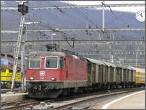 Re 4/4 II 11292 f�hrt mit einem weiteren Postzug durch Olten. (18.03.2008)