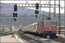 Re 4/4 II 11271 rauscht mit einem Zug K�hlwagen durch den Bahnhof Olten. (18.03.2008)