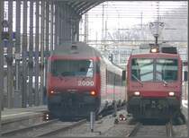 W�hrend f�r den RBDe 560 Pendel hier Endstation ist, schiebt die Re 460 060-7 ihren IR aus der Bahnhofhalle von Olten. (18.03.2008)