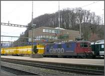 Re 420 160-4 SBB Cargo durchf�hrt mit einem Post-Containerzug den Bahnhof Olten. Im Hintergrund das Fernsteuerzentrum. (18.03.2008)