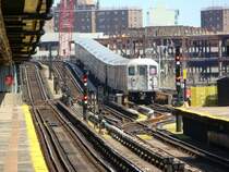 Ein R62A Zug der New Yorker Subway verl�sst die Station Willets Point / Shea Stadium am 14.04.08. Hier verkehrt die Linie 7 von Times Square Manhattan nach Flushing/Main Street in Queens.
