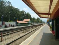 Bahnhof Kiryat Motzkin, Nord-Israel am 14.05.2007 um die Mittagszeit. Der Bahnsteig f�r die Fahrtrichtung Norden (Blick geht hier aber gen S�den) ist verweist, der Regionalzug gerade weg. Auch hier ein typischer Durchgangsbahnhof f�r schnellen Fahrgastwechsel und einfachsten Betriebsabl�ufen. Aber IC-Halt.