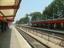 In Richtung S�den wird hier in Kiryat Motzkin der n�chste Zug in K�rze erwartet. Das hier gerade ein kurzer, heftiger Regenschauer niederging ist allenfalls noch daran zu erkennen, dass die meisten Fahrg�ste im Schutze der Bahnsteig�berdachung warten. Das k�nnte aber auch Sonnenschutz sein. (Israel, 14.05.2007)