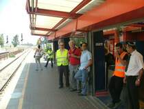 Aus dieser Richtung wird kein Zug in Kiryat Motzkin auf Bahnsteig 1 einfahren, bitte gen Norden schauen, wie die junge Frau im Hintergrund. Von dort mu� der Mittags-IC aus Nahariya zur Weiterfahrt nach Tel Aviv und Lod kommen und in den in blauen und orangenen Farben gehaltenen Bahnhof einlaufen. (Kiryat Motzkin, 14.05.2007)