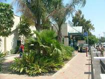 Akko, einst bedeutenster Hafen Pal�stinas und w�hrend der Kreuzz�ge Haupquartier der Kreuzritter. Ein geschichtstr�chtiger Ort mit jahrhundertealter Architektur. Das Bahnhofsgeb�ude stammt offensichtlich aus j�ngerer Zeit, obwohl Akko auch schon vor fast 100 Jahren von der Haifa-Bahn erreicht wurde. (Akko, 14.05.2007)