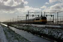 NS 1842 fuhr am 25. M�rz 2008 mit ihren ICK-Wagen durch die leicht verschneite Landschaft beim Rangierbahnhof Kijfhoek in Richtung Rotterdam.