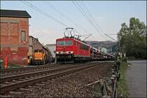 Am Abend des 23.04.2008 bringt die 155 240, meinen Lieblingsg�terzug, den  Paar Millionen schweren CSQ 60062  AUDI-EXPRESS  aus Ingolstadt in die K�stenstadt Emden.  Links im Bild wartet die 6461 (264 461) auf die Freigabe der Strecke.
