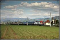 Werbetaurus 1016 047  Wiener St�dtische  f�hrt mit Milit�rzug 90141 von Tulln nach Klagenfurt.
Lind bei Zeltweg 24.04.2008