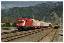 1116 139 am 24.4.2008 bei der Durchfahrt mit einem G�terzug in Fentsch-St. Lorenzen.