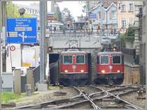 Re 4/4 II 11122 mit dem Rheintal Express aus Chur verl�sst den Rosenbergtunnel und f�hrt in St.Gallen ein. Daneben wartet bereits Re 4/4 II 11215, um ans andere Ende anzukuppeln f�r die R�ckfahrt nach Chur. (28.04.2008)