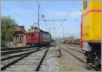 Fr�her war dieser Ort eine offizielle Haltestelle und nennt sich Bergstation. Heute h�lt der Zug hier nur noch, bis das Einfahrsignal nach Rorschach auf Fahrt geht. Die Haltestelle, genannt Seebleiche, befindet sich 100m weiter oben am Hang. Da wo der Triebwagen jetzt steht ist der Beginn der Zahnstangenstrecke nach Heiden. (28.04.2008)