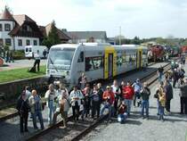 Hoho, mein Standpunkt war begehrt!
Aus der V200 der Brohltal-Eisenbahn (BE) heraus sieht man hier den Regioshuttle 019 der TransRegio, beim Eifelquerbahn-Wiederer�ffnungsfest im HP Ulmen, am 26.4.08