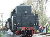 BR 23 042 mit Tender vorweg und im Schlepp 50 3552-2.
Die brachten zusammen mit der V200 der Brohltal-Eisenbahn einen Sonderzug aus dem Ruhrpott nach Ulmen Hp, wo die Wiederer�ffnung der Eifelquerbahn gefeiert wurde.
Ulmen, der 26.4.08