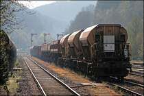 Gegenlichtaufnahme auf einen Abgestellten G�terzug in Br�gge(Westf). Im Wagenverband sind Sch�ttgut- und Holztansportwaggons eingereiht. (27.04.2008)