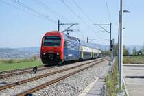 Die Komposition der S5 mit der Re 450 088-0 bew�ltigt am 27.4.08 das letzte St�ck des Seedamms, um dann das Ziel in Pf�ffikon zu erreichen.