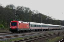 Ein Taurus der  schiebenden Zunft . 1116 048-8, ein Zweisystem-Taurus dr�ckt den letzten  Interregio-IC  nach Ulm. Zur Erkl�rung: Der IR wurde eingestellt und die Proteste schwappten �ber. Um M�nchen-Pendlern eine Fahrtm�glichkeit Richtung Augsburg-G�nzburg-Ulm in Tagesrandlage zu erm�glichen, wurde der IC 2094 aus der Taufe gehoben. Er verl��t M�nchen um 16:47 Uhr und erreicht Ulm exakt 90 Minuten sp�ter.