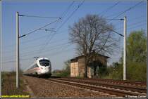 ICE 1555 zischt auf dem Weg nach Dresden am 24.04.08 an einem ehemaligen Blockw�rterhaus bei Bornitz in der N�he von Riesa vorbei.