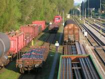 Wagen mit Rippentorstahl m�ssen aufgrund von zwei unterschiedlichen G�terz�gen neu gereiht werden, um dementsprechend zugestellt werden zu k�nnen, Bhf.Ried im Innkreis ; 080428