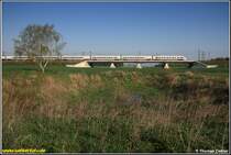 ICE 1741 nach dresden bef�hrt die Elbe-Flutbr�cke bei R�derau-Bobersen am 24.04.08.