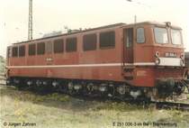 E 251 006-3 steht als Ersatzteilspender im Bw-Blankenburg/Harz, noch auf eigenen R�dern (Mai 1997)