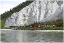 Der Flimser Bergsturz hat einmal vor gut 10000 Jahren das ganze Tal aufgef�llt und nur der Rhein und die RhB haben den Weg durch die Schlucht gefunden, respektive der Rhein hat sie gegraben. Glacier Express 910 auf dem Weg nach Chur. (03.05.2008)