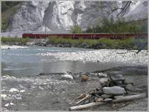 Es geht nichts �ber einen gut gebratenen Servelat (Schweizer Nationalwurst/nicht im Bild, ist schon gegessen). RE 1257 unterwegs nach Chur bei Versam-Safien. (03.05.2008)