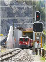 Die Verl�ngerung der Steinschlaggalerie bei Valendas-Sagogn w�chst. R1245 mit Ge 4/4 II 629  Tiefencastel  f�hrt durch das halbfertige Bauwerk. (03.05.2008)