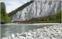 RE1236 mit Ge 4/4 II 611  Landquart  unterwegs in der Ruinaulta/Rheinschlucht bei Versam-Safien. Am Schluss des ZUges h�ngt ein Servicewagen des Glacier Express. (03.05.2008)