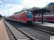 Mit zehnmin�tiger Versp�tung trifft der Regionalexpress (RE) 3048 Lichtenfels-Saalfeld am 4. Mai 2008 um 15.26 im Kronacher Bahnhof ein.