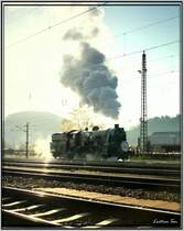 Gegenlichtaufnahme der Dampflok 33.132 die anschlie�end mit einem Sonderzug von Knittelfeld nach Villach f�hrt.Anlass daf�r waren die Feierlichkeiten zum Jubil�um 140 Jahre Kronprinz Rudolf Bahn.
Knittelfeld 3.5.2008

