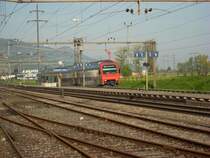 Eine S2 richtung Ziegelbr�cke im S-Bahnhof Sch�belbach-Buttikon am Sonntag 4.5.08