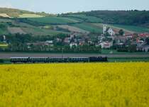 R 16349 von Ernstbrunn nach Wien Suedbahnhof Ostseite erreicht in Kuerze den kleinen Weinort Stetten. Das Foto entstand am 04.05.2008, leider befand sich hinter mir eine dicke, schwarze Fotowolke.