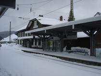 Der verschneite Bahnhof Hinterzarten (KBS 727 H�llentalbahn)am 22. M�rz 2008 (Ostersamstag)