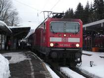 RB nach Neustadt im Schwarzwald am 27. M�rz 2008 um 16.16 Uhr im Bahnhof Hinterzarten. Kreuzung mit RB von Seebrugg nach Freiburg auf Gleis 3