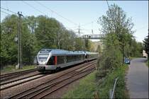 ET22002 und ein ET23xxx verlassen als ABR99645, (RE16  Ruhr-Sieg-Express ) nach Essen Hbf, das Stadtgebiet von Letmathe. (04.05.2008)
