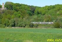 Die RB 40 Ruhr-Lenne-Bahn (Hagen-Essen) passiert gerade das Bergerdenkmal auf dem Wittener Hohenstein. 04.05.2008.