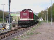 BR 112 656-5 von der Erzgebirgsbahn Chemnitz mit Foto-Personenzug
auf dem Bahnhof Schwarzenberg.
01.05.2008