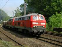 Dieselp�rchen 225 084-3 und 225 081-9 ziehen den GZ mit Blechrollen nach Bochum Nord ,kuppeln dort ab ,fahren wieder LZ
nach Gelsenkirchen um neuen Blechrollenzug abzuholen,dies erfolgt im 3 Stundentakt.Es sind f�r diese Leistung drei 225er
p�rchen unterwegs.(13.05.2008)