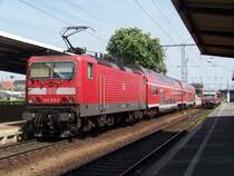 Links f�hrt gerade 143 300-2 mit dem RE11 nach Frankfurt/Oder ein. Rechts steht die RB43 nach Forst(L). Cottbus den 13.05.2008