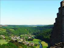 Und so sieht die Ortschaft Michelau aus, wenn man auf der Burg Bourscheid steht. Der �lteste Teil, die Oberburg entand um das Jahr 1000. Die gro�e Ringmauer mit dem Zwinger und den 8 T�rmen, sowie das Stolzemburger Haus, dessen Giebel man hier sieht, wurden im 14. Jahrhundert gebaut. Unten im Tal hat RB 3216 aus Richtung Luxemburg soeben den Tunnel verlassen und wird in K�rze die Haltestelle Michelau erreichen, um dann seine Reise nach Wiltz fortzusetzen. 12.05.08