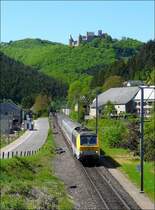 E-Lok 3002 mit IR 117 aus Richtung L�ttich f�hrt in Michelau durch die fr�hlingshafte Landschaft nach Luxemburg vor der Kulisse der Burg Bourscheid am 12.05.08