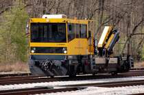 Eine gelbe Rennsemmel der DB - Netz Instandsetzung Marke Robel auf �berf�hrungsfahrt Richtung Augsburg. Aufgenommen kurz vor Offingen im Mai 2008.