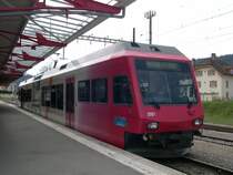 Quer durch die Schweiz 2008 - Der Be 2/6 2001 von travys wartet am 03.08.2008 in der Endstation Sainte-Croix auf Fahrg�ste. Wir werden mit diesem Zug bis nach Yverdon-les-Bains reisen. Leider f�hrt der Zug nur die 2. Wagenklasse, aber die 40 min werden wir trotz unserem 1. Klasse Swiss-Pass verschmerzen :-)